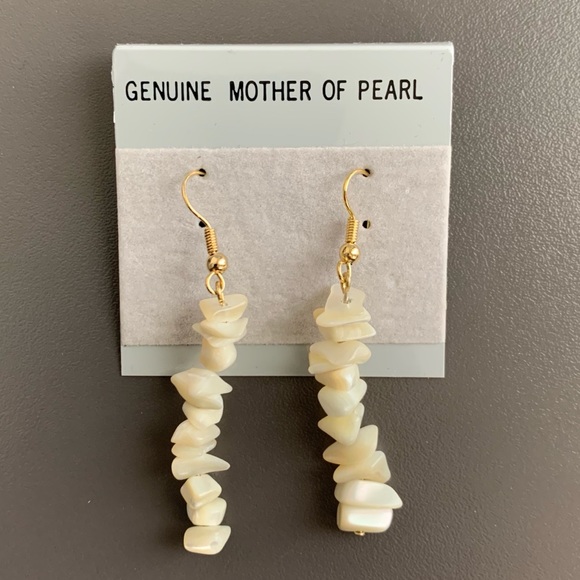 3/$10 🔆 Mother of Pearl Earrings - Picture 1 of 6